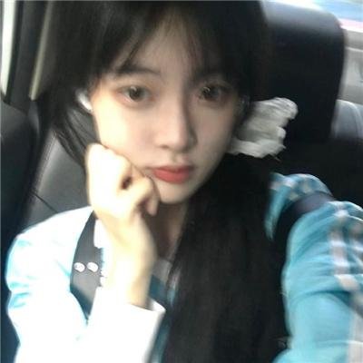 濠河边上的女人